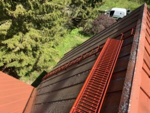 Kõrge punane katus uute punaste turvatoodetega - katuseredel ja liikumis platvormid.