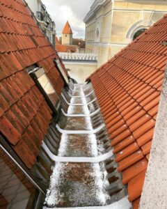 Tallinna vanalinnas oleval punasel kivikatusel teostatud vedelplast remont