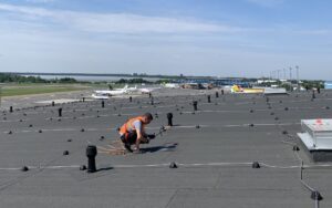 Oranži vestiga katusemeister remontimas Tallinna Lennujaama katust SBS-bituumen materjaliga