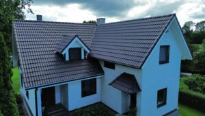 Uus hallikas kivikatus ehitatud ja paigaldatud valgel majal Eestis, Harjumaal